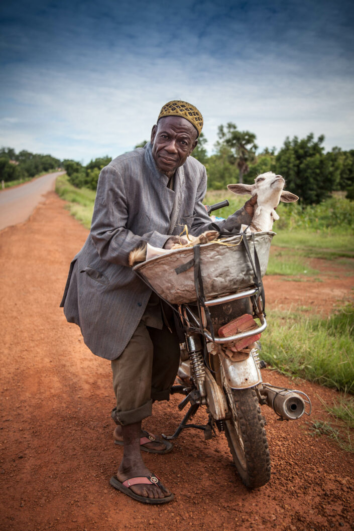 Idoso Togolês a caminho do mercado
